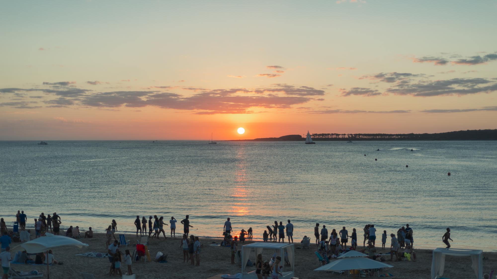 Enjoy Punta Del Este Zewnętrze zdjęcie Sunset at the beach