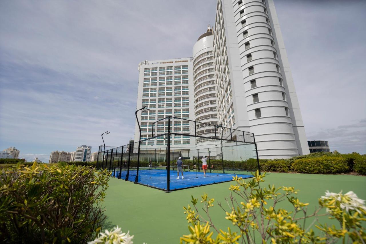 Enjoy Punta Del Este Zewnętrze zdjęcie Tennis courts at the hotel