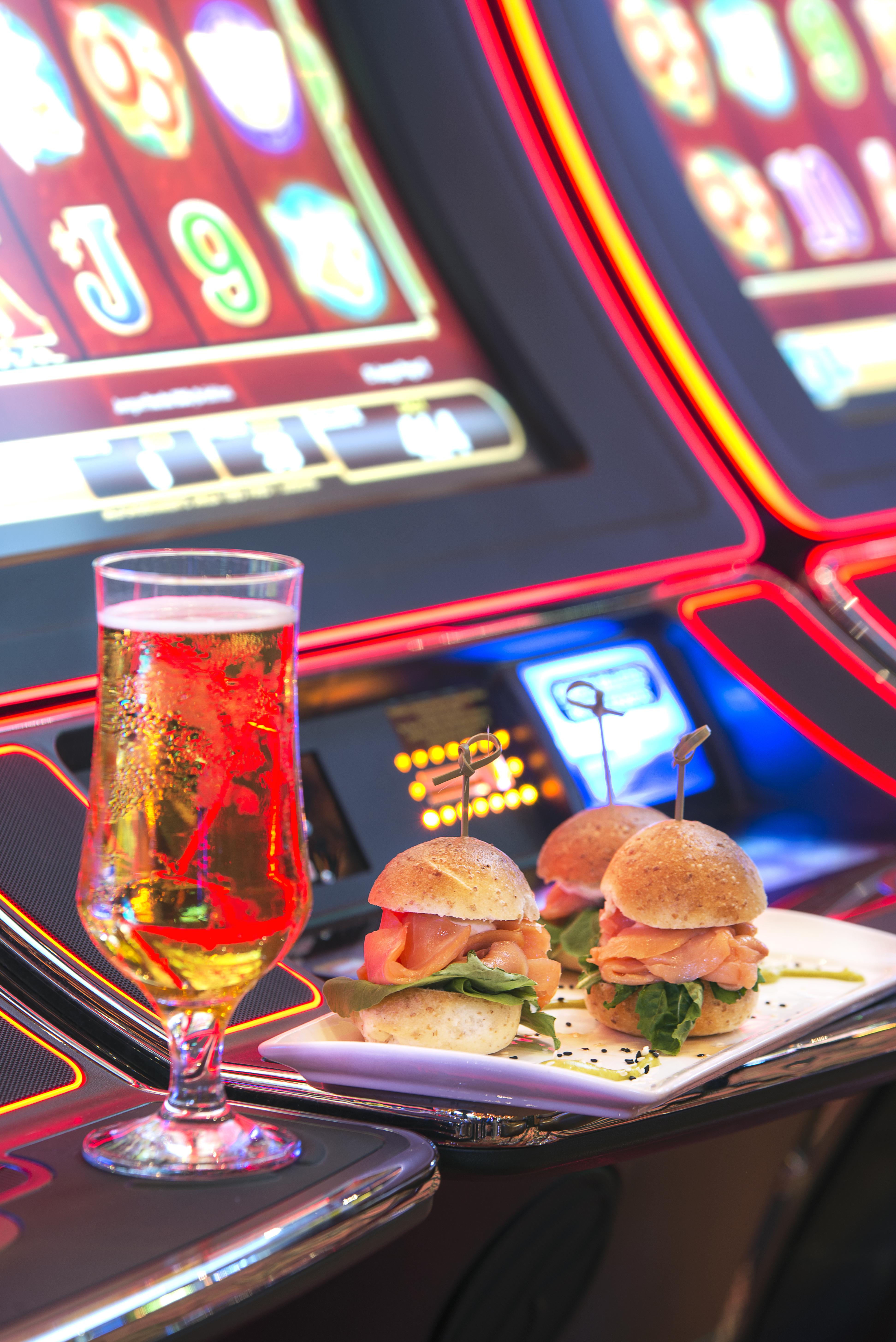 Enjoy Punta Del Este Zewnętrze zdjęcie A cocktail and a slot machine